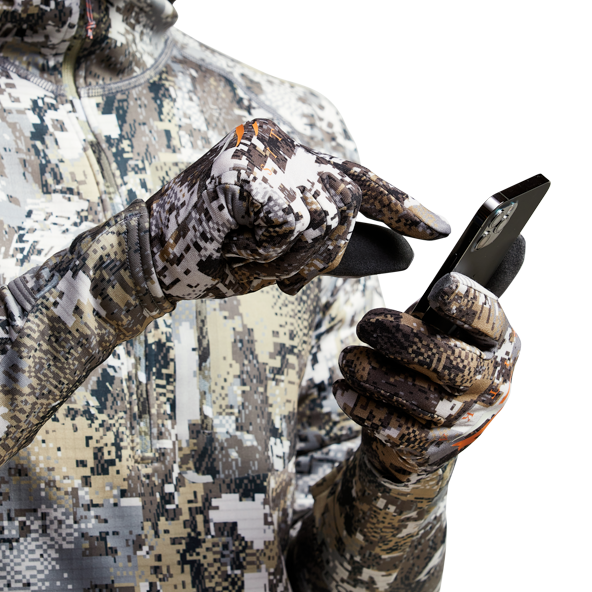 Sitka-Merino-Glove-Optifade-demonstrating-the-finger-tip-technology-that-allows-wearers-to-use-their-phones-without-having-to-remove-their-gloves